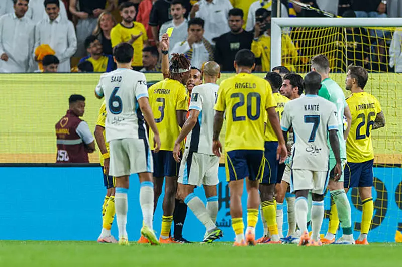 البطاقة الحمراء تظهر في كلاسيكو النصر والاتحاد البطاقة الحمراء تظهر في كلاسيكو النصر والاتحاد